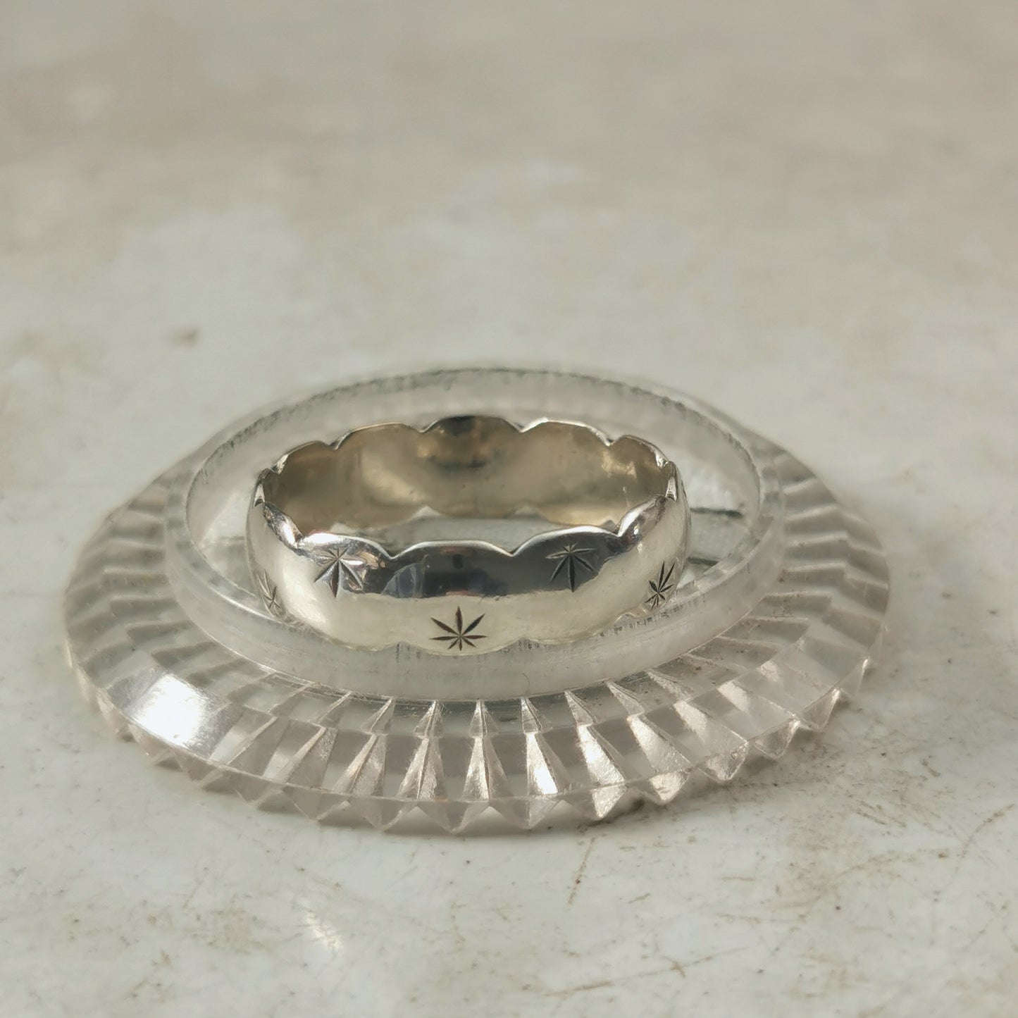 Vintage 9ct White Gold Scalloped Band