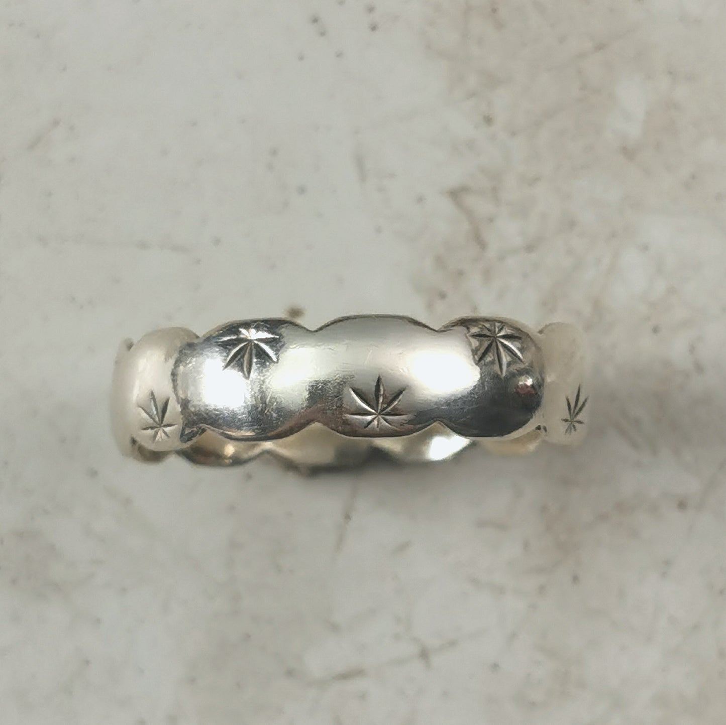Vintage 9ct White Gold Scalloped Band