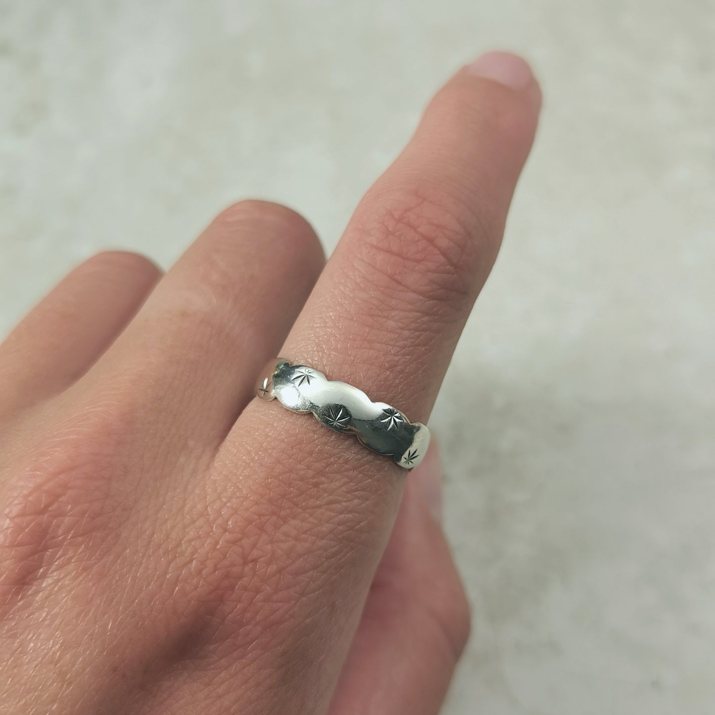 Vintage 9ct White Gold Scalloped Band