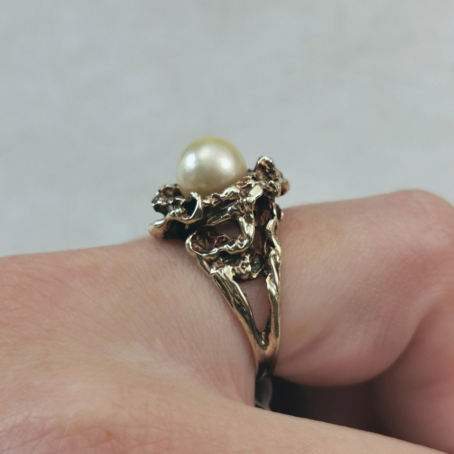 Vintage Mid-century Brutalist Cream Pearl Ring in 10k Yellow Gold
