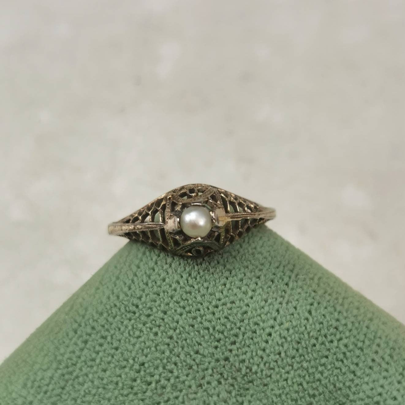 Art Deco 18k White Gold and Natural Pearl Filigree Ring