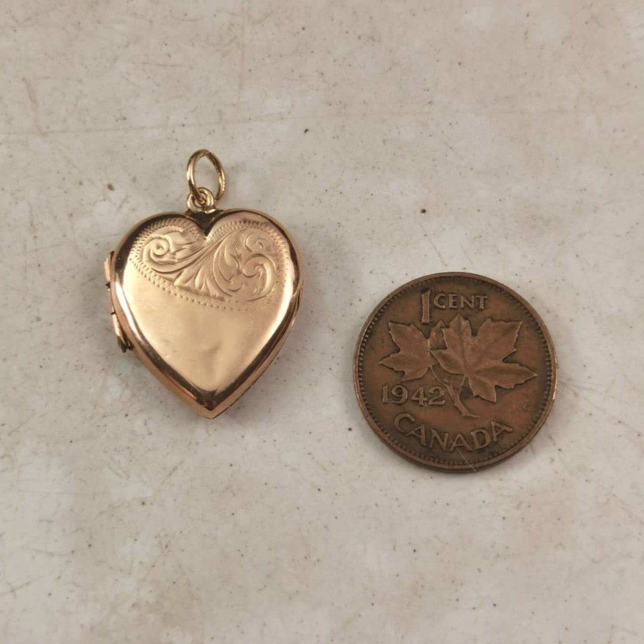 Vintage 1950's 9ct Yellow Gold Front and Back Heart Photo Locket