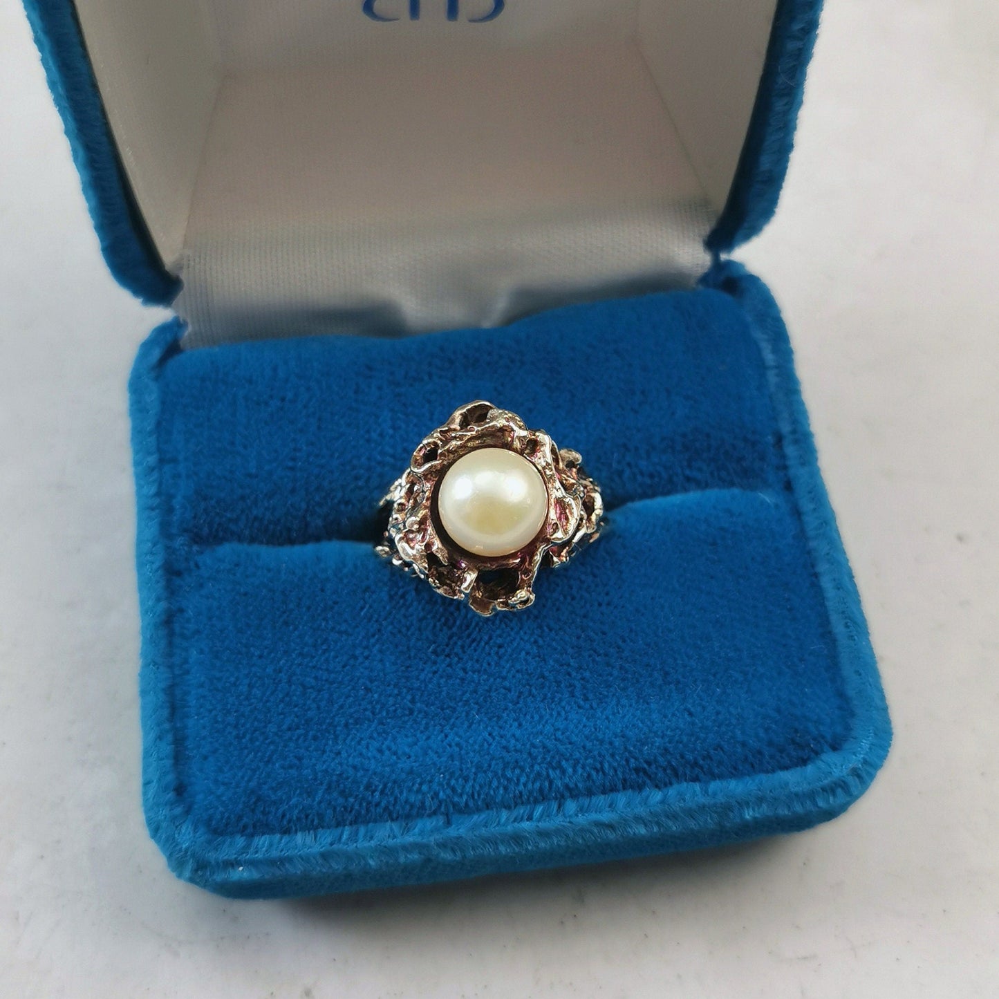 Vintage Mid-century Brutalist Cream Pearl Ring in 10k Yellow Gold