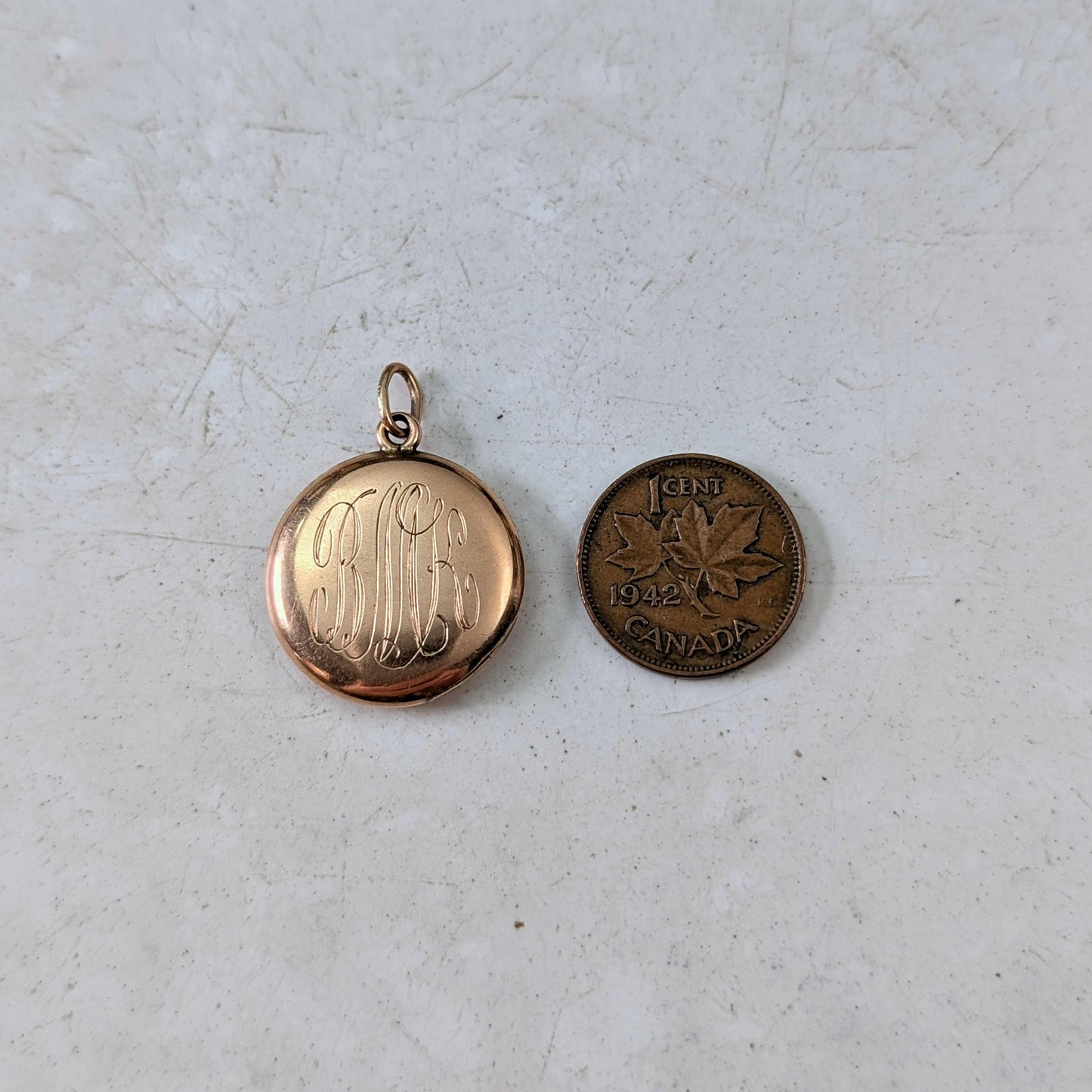 Antique Edwardian Gold Shell Small Round Locket Monogram MBK or BMK