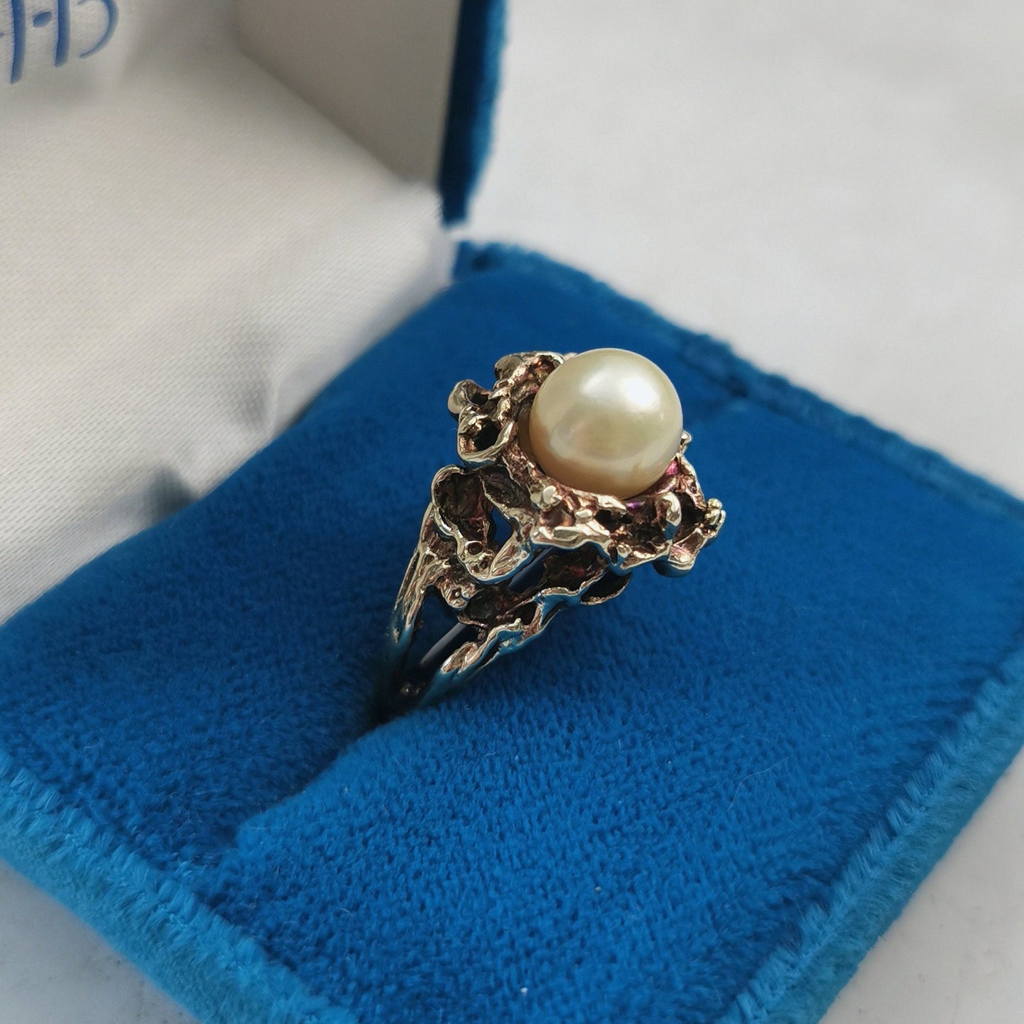 Vintage Mid-century Brutalist Cream Pearl Ring in 10k Yellow Gold