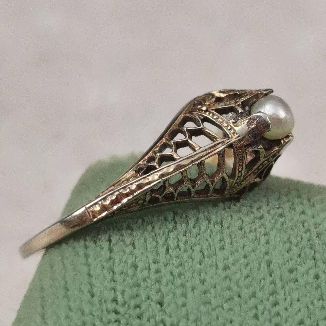 Art Deco 18k White Gold and Natural Pearl Filigree Ring