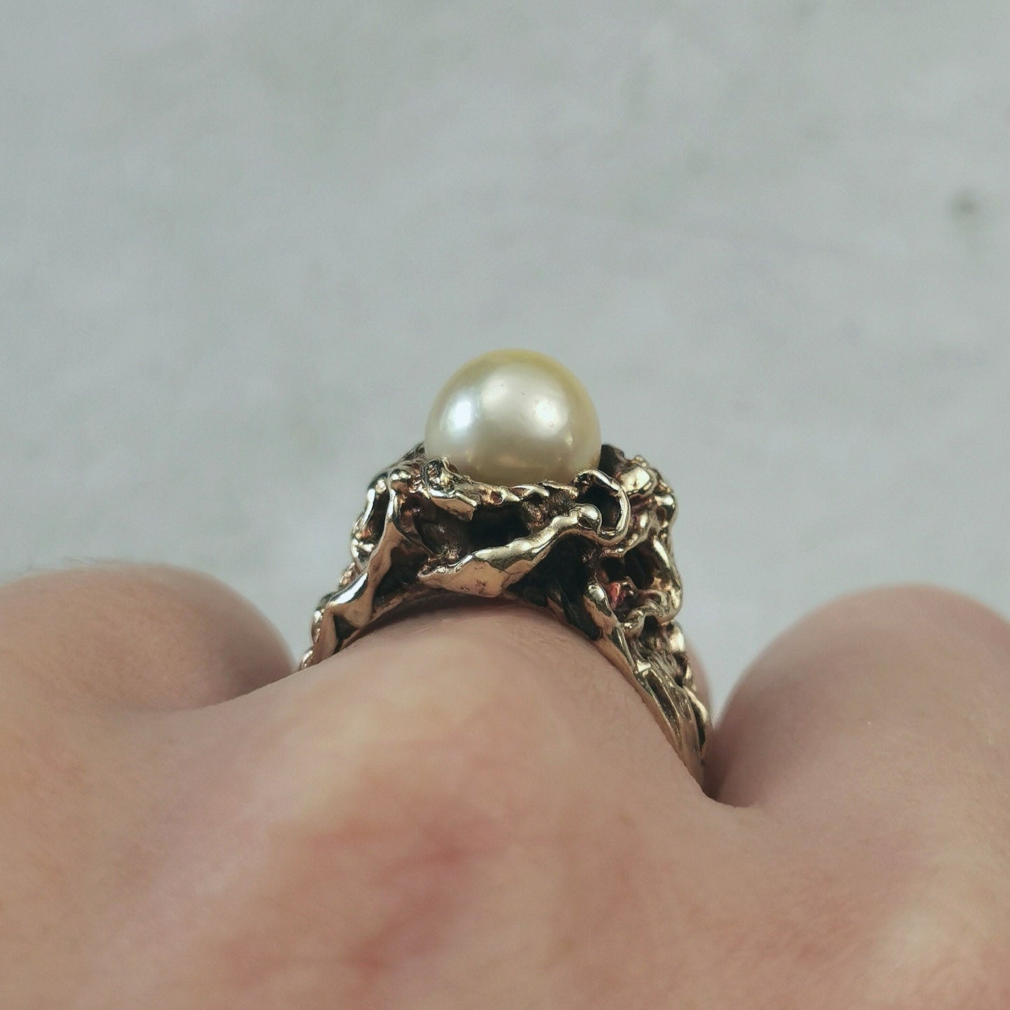 Vintage Mid-century Brutalist Cream Pearl Ring in 10k Yellow Gold