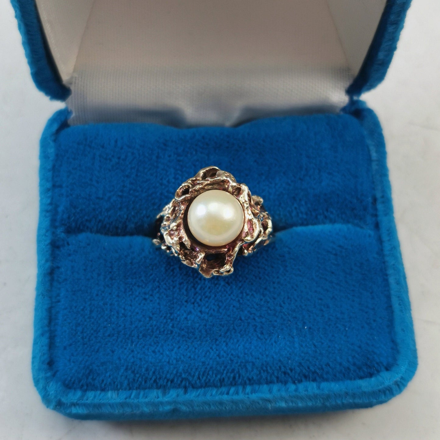 Vintage Mid-century Brutalist Cream Pearl Ring in 10k Yellow Gold