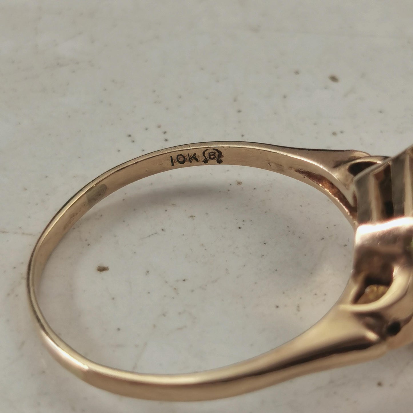 Vintage 10k Yellow Gold Synthetic Spinel Ring