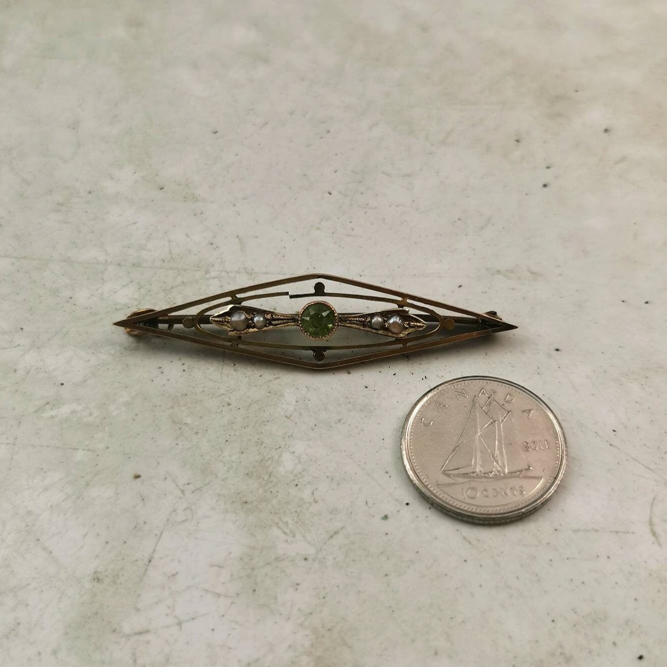 Edwardian 9ct Yellow Gold Peridot and Seed Pearl Bar Brooch