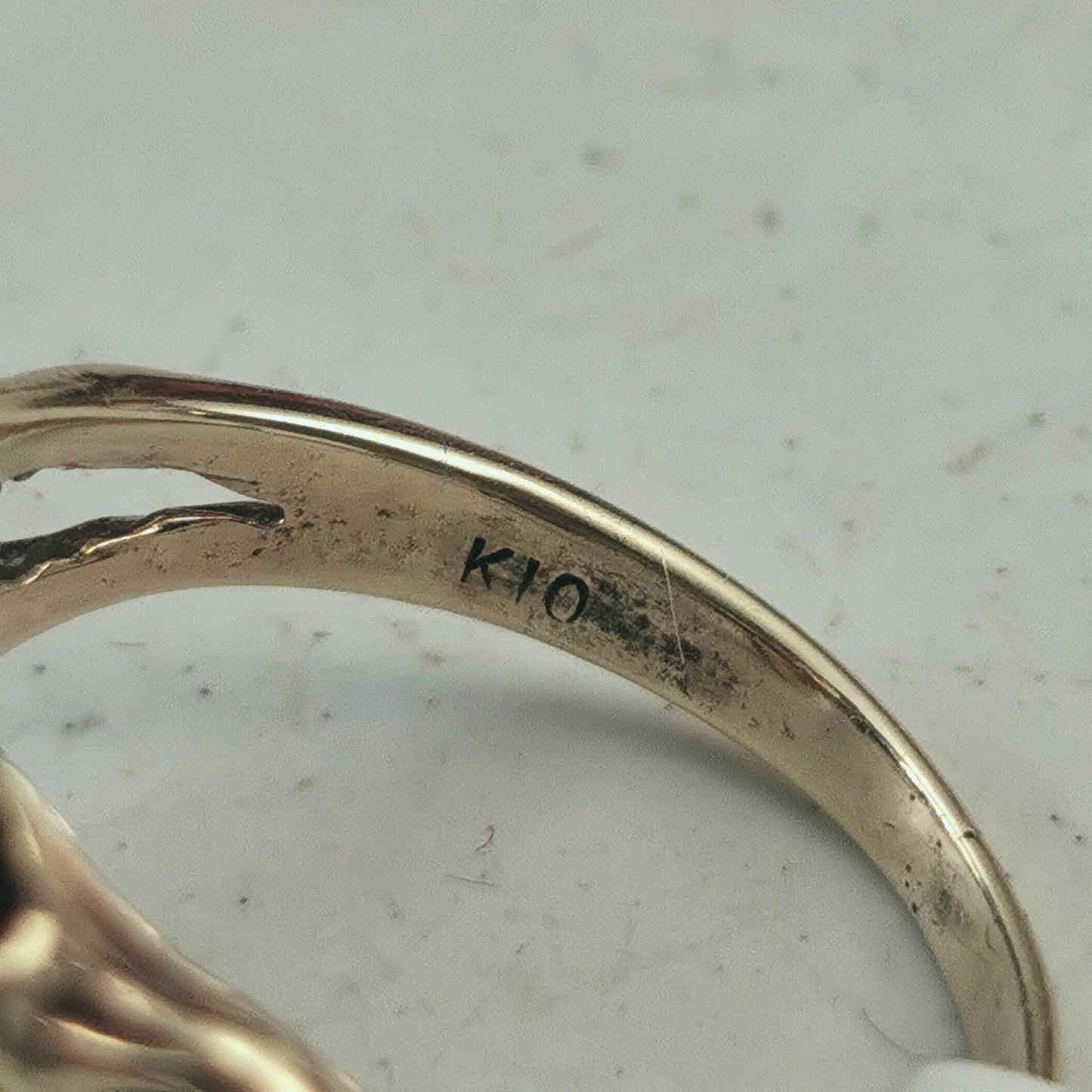 Vintage Mid-century Brutalist Cream Pearl Ring in 10k Yellow Gold