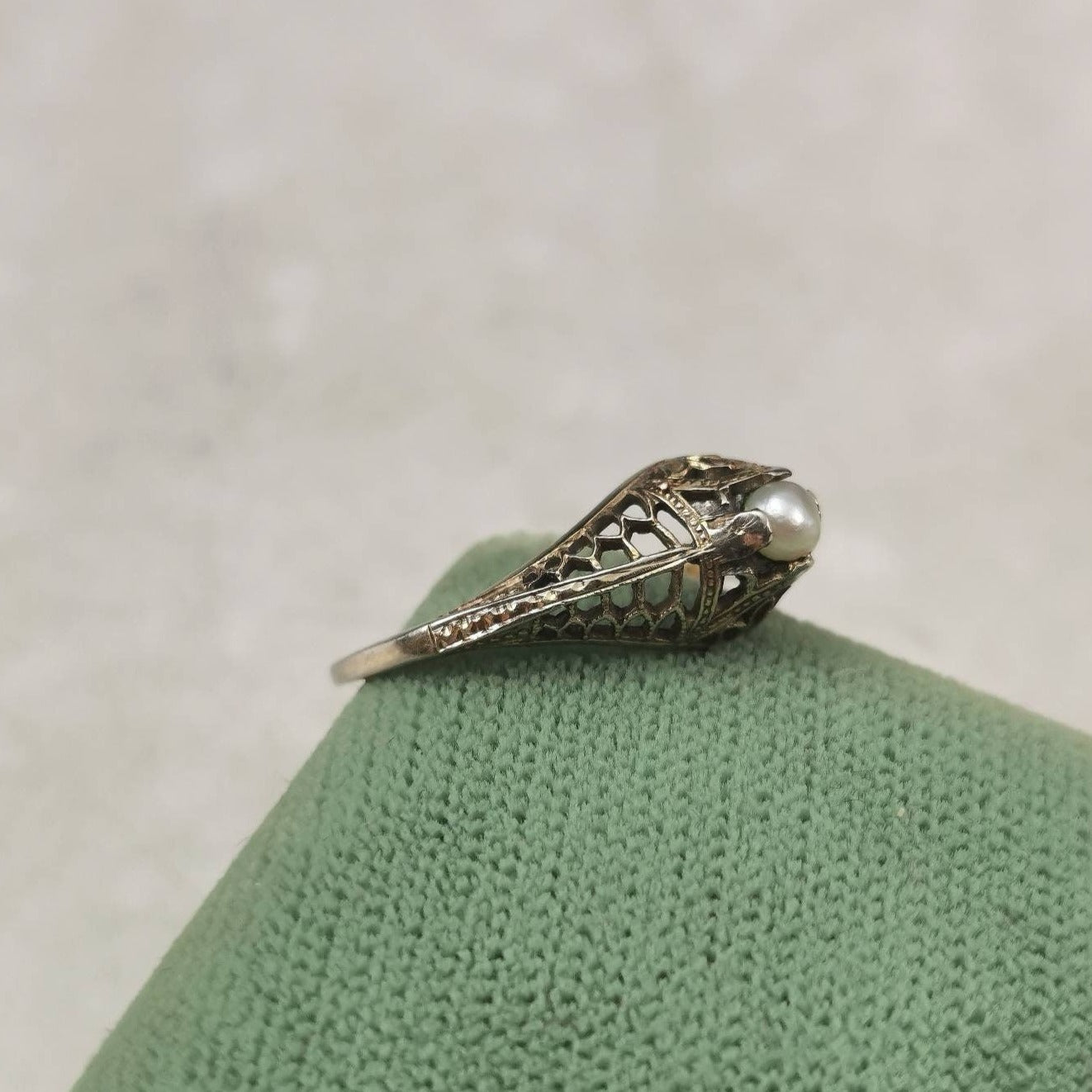 Art Deco 18k White Gold and Natural Pearl Filigree Ring