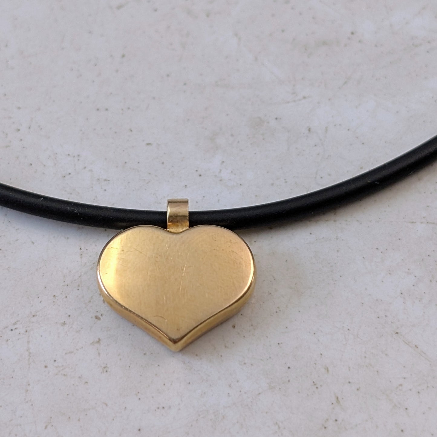Estate 9k Yellow Gold Puffy Heart Rubber Cord Necklace