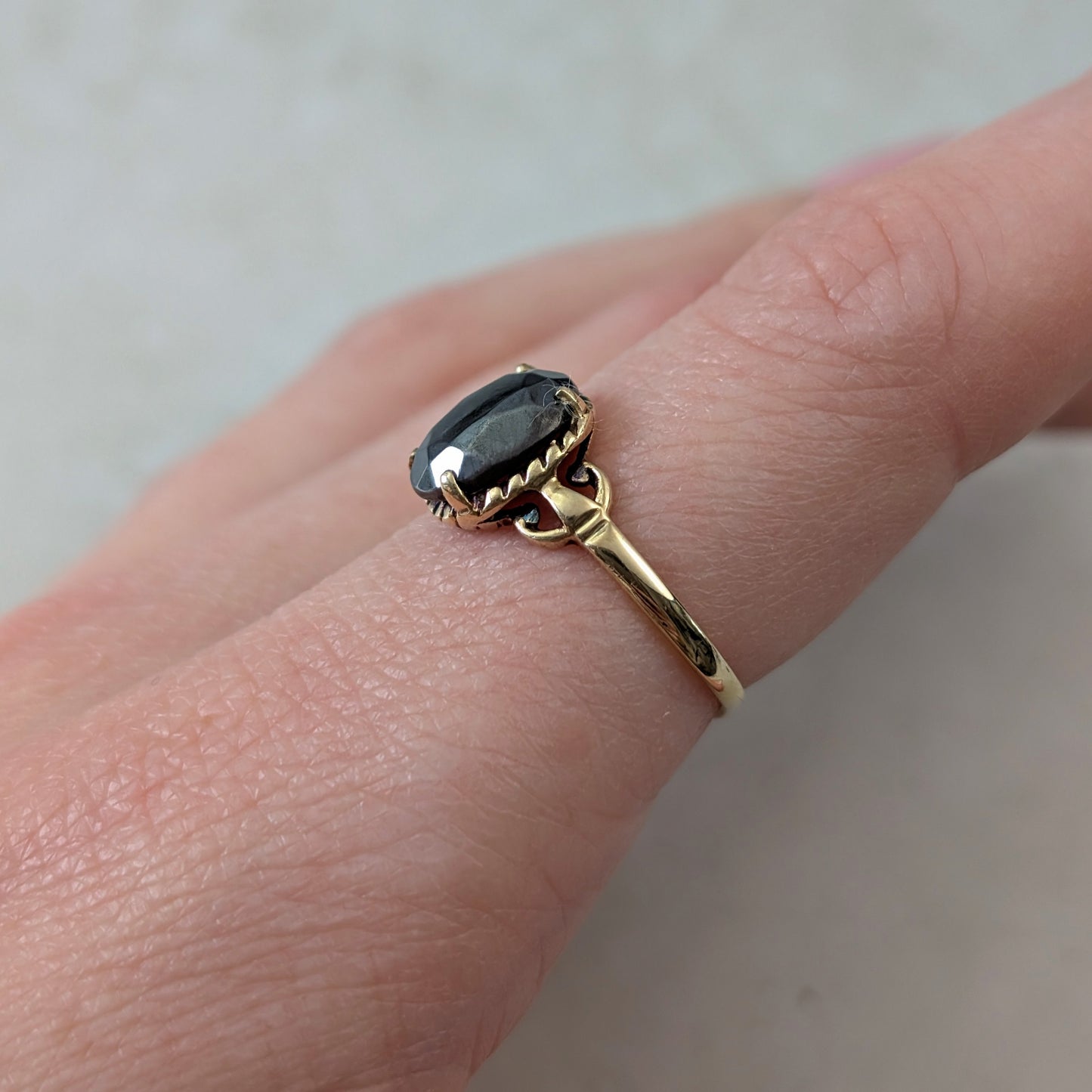 Vintage 10k Yellow Gold Oval Hematite Ring *Has Wear