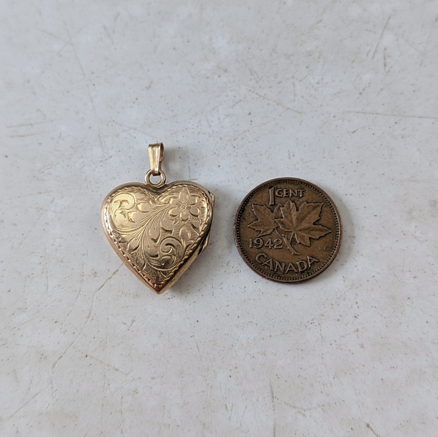 Vintage 10K Yellow Gold Floral Heart Locket
