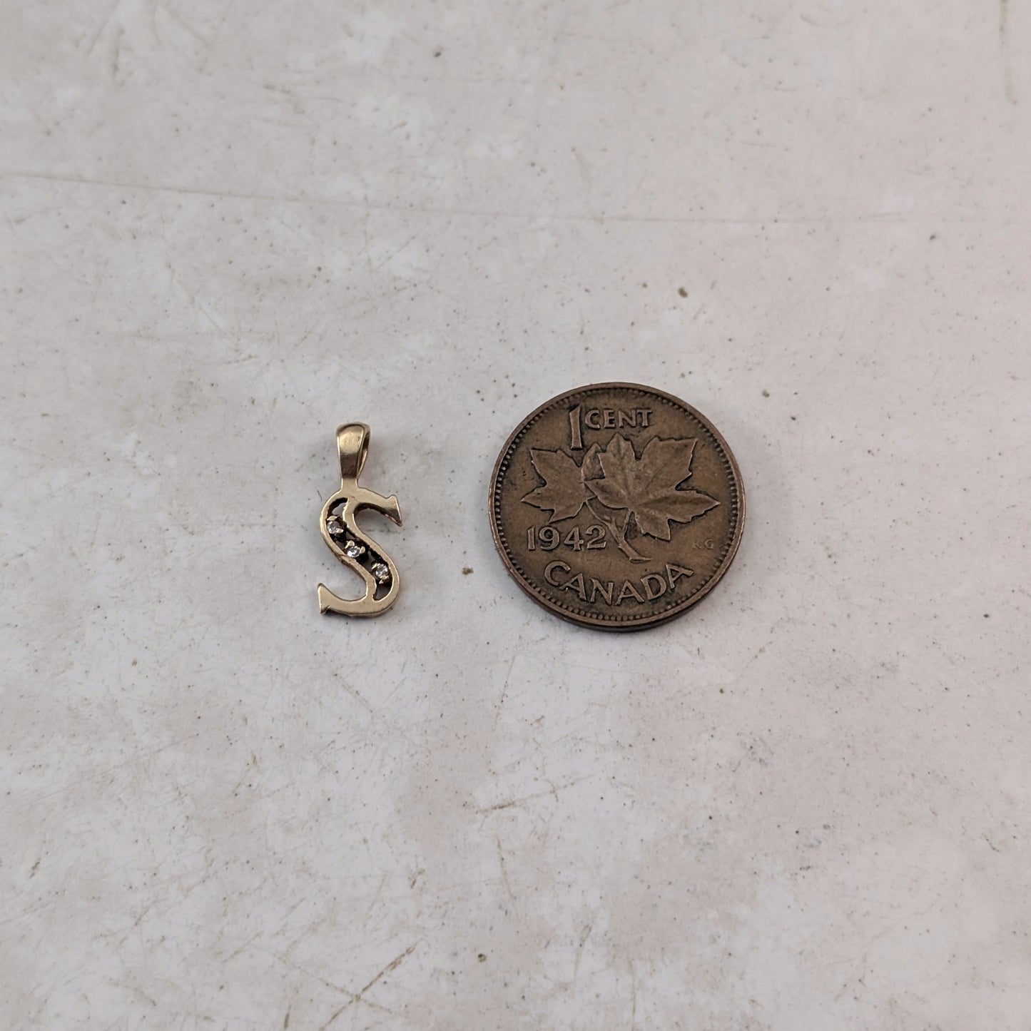 Estate 10k Yellow Gold and Diamond Initial S Pendant