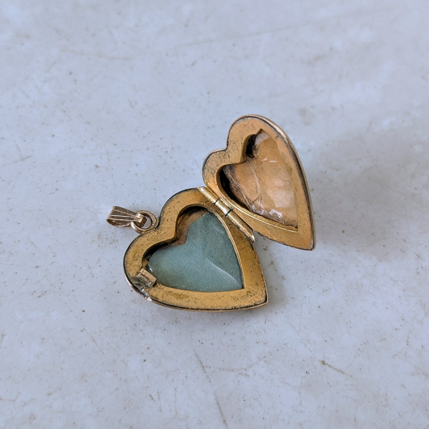 Vintage 10K Yellow Gold Floral Heart Locket