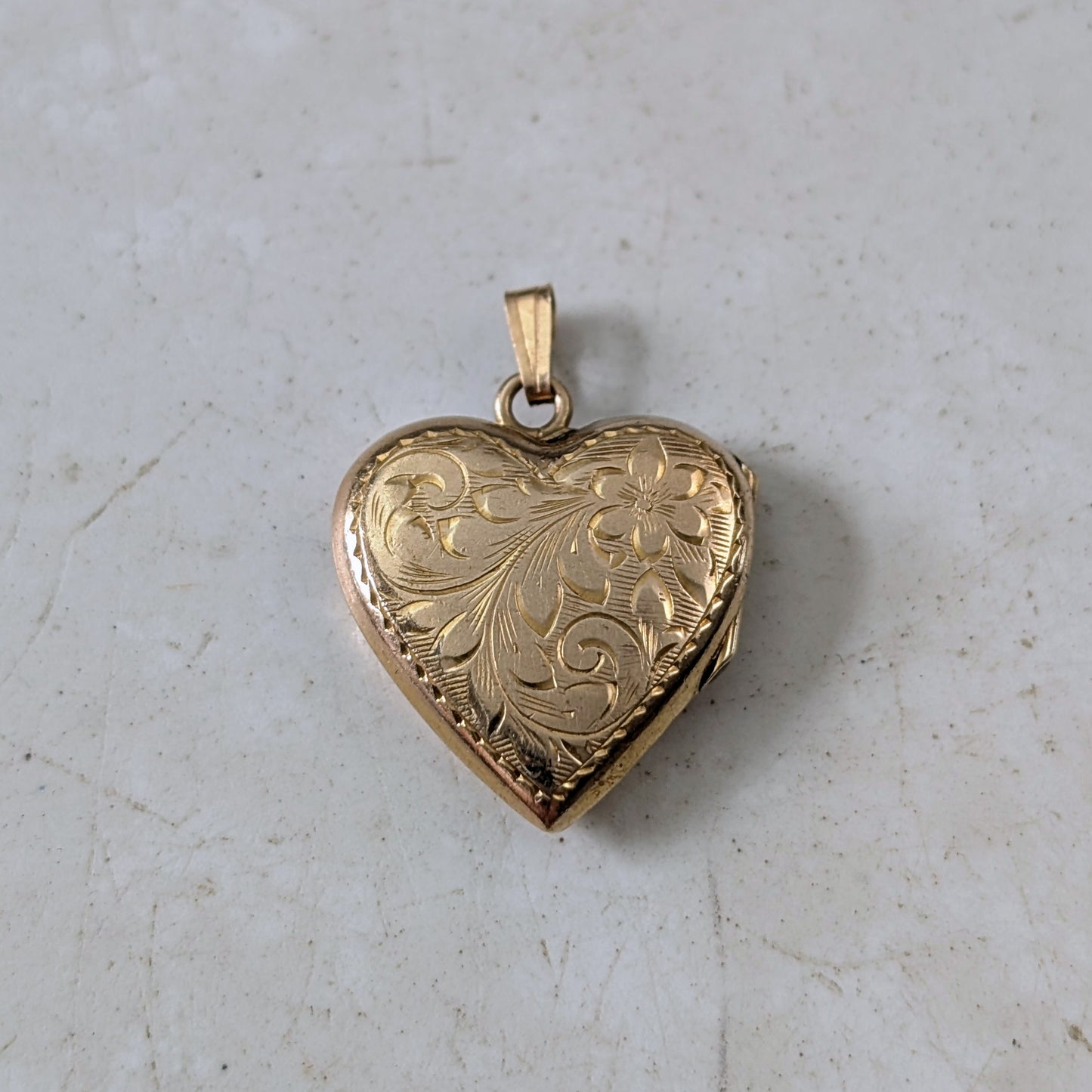 Vintage 10K Yellow Gold Floral Heart Locket