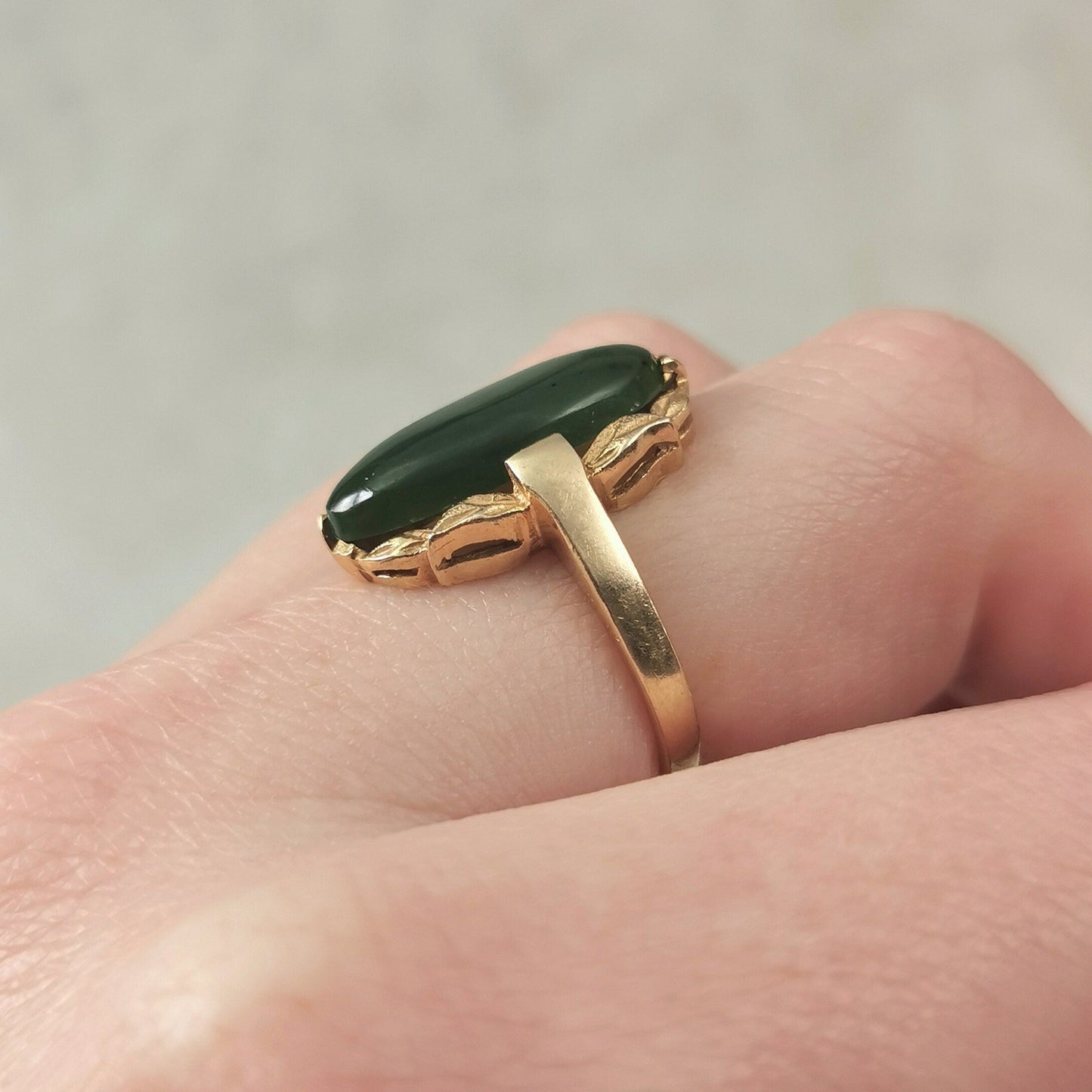 Vintage 10k Yellow Gold Oval Cabochon Nephrite Ring
