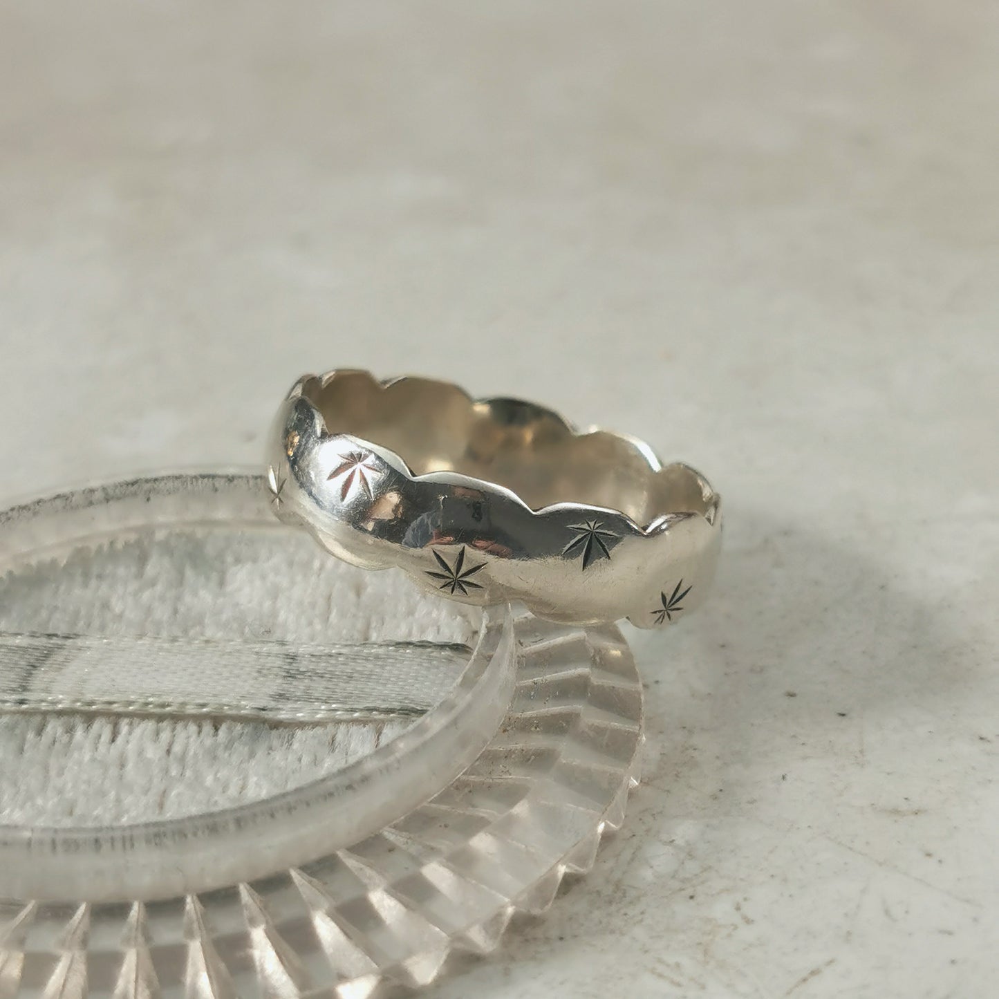 Vintage 9ct White Gold Scalloped Band