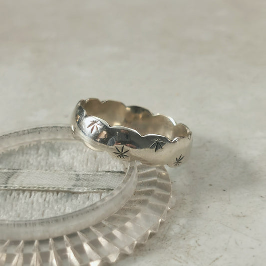 Vintage 9ct White Gold Scalloped Band