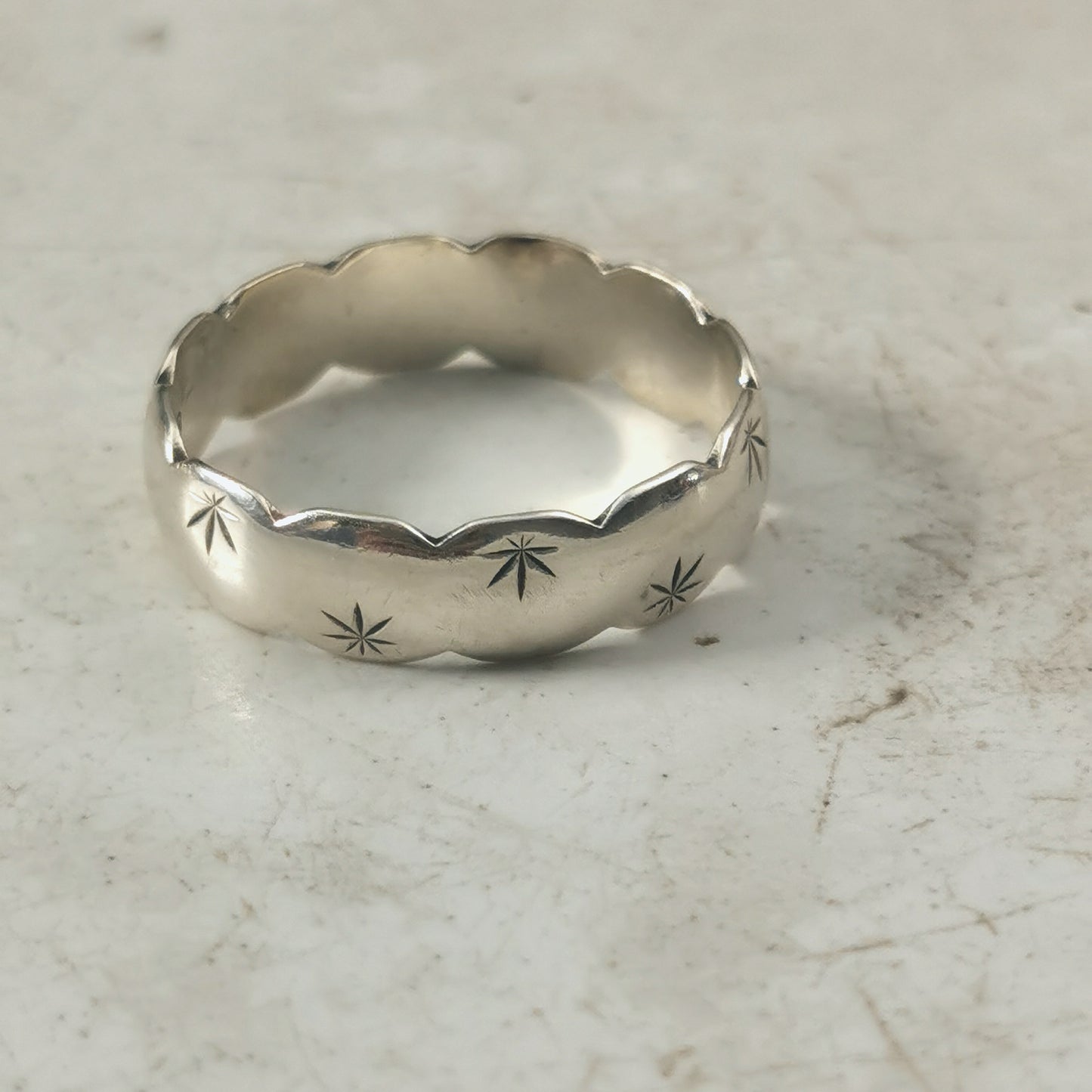 Vintage 9ct White Gold Scalloped Band
