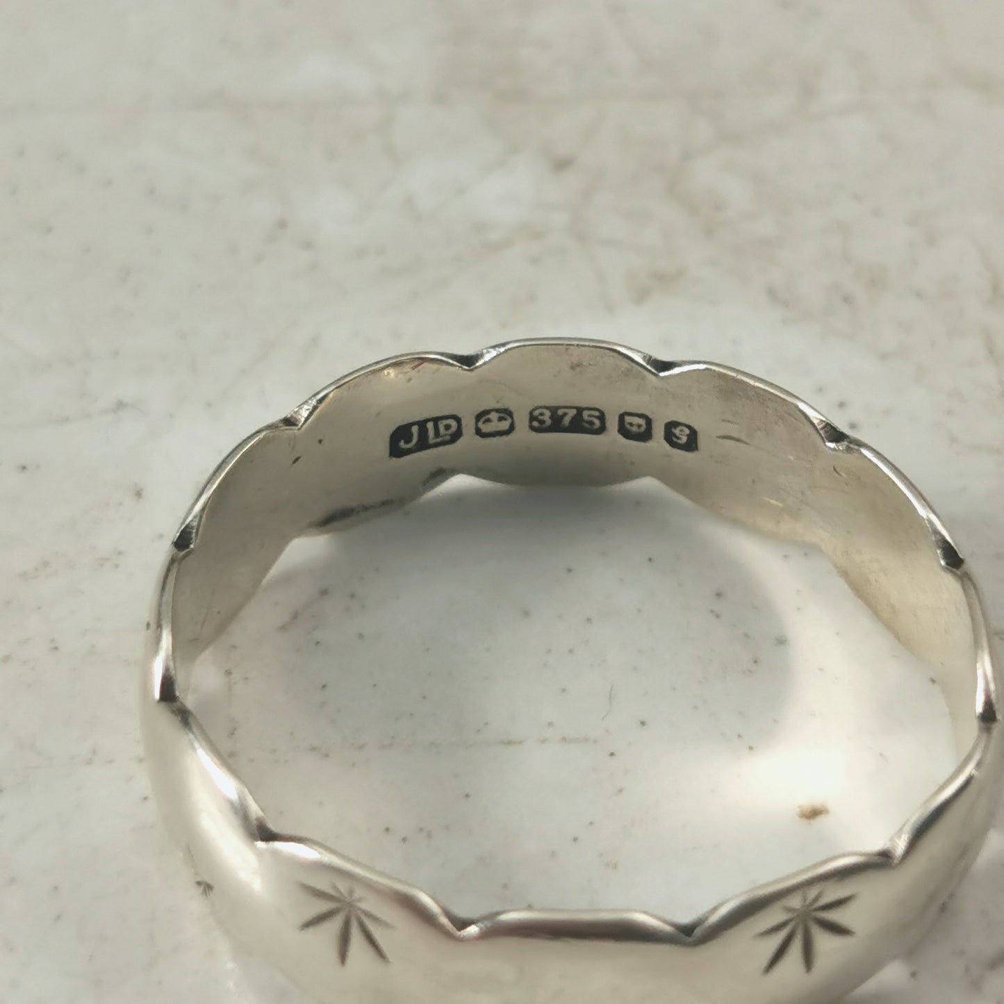 Vintage 9ct White Gold Scalloped Band