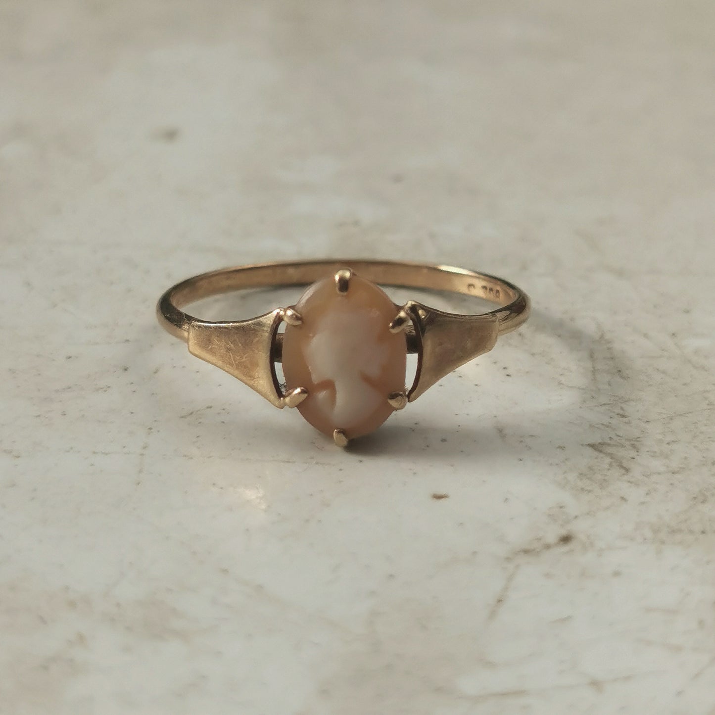Vintage 9ct Yellow Gold Small Cameo Ring