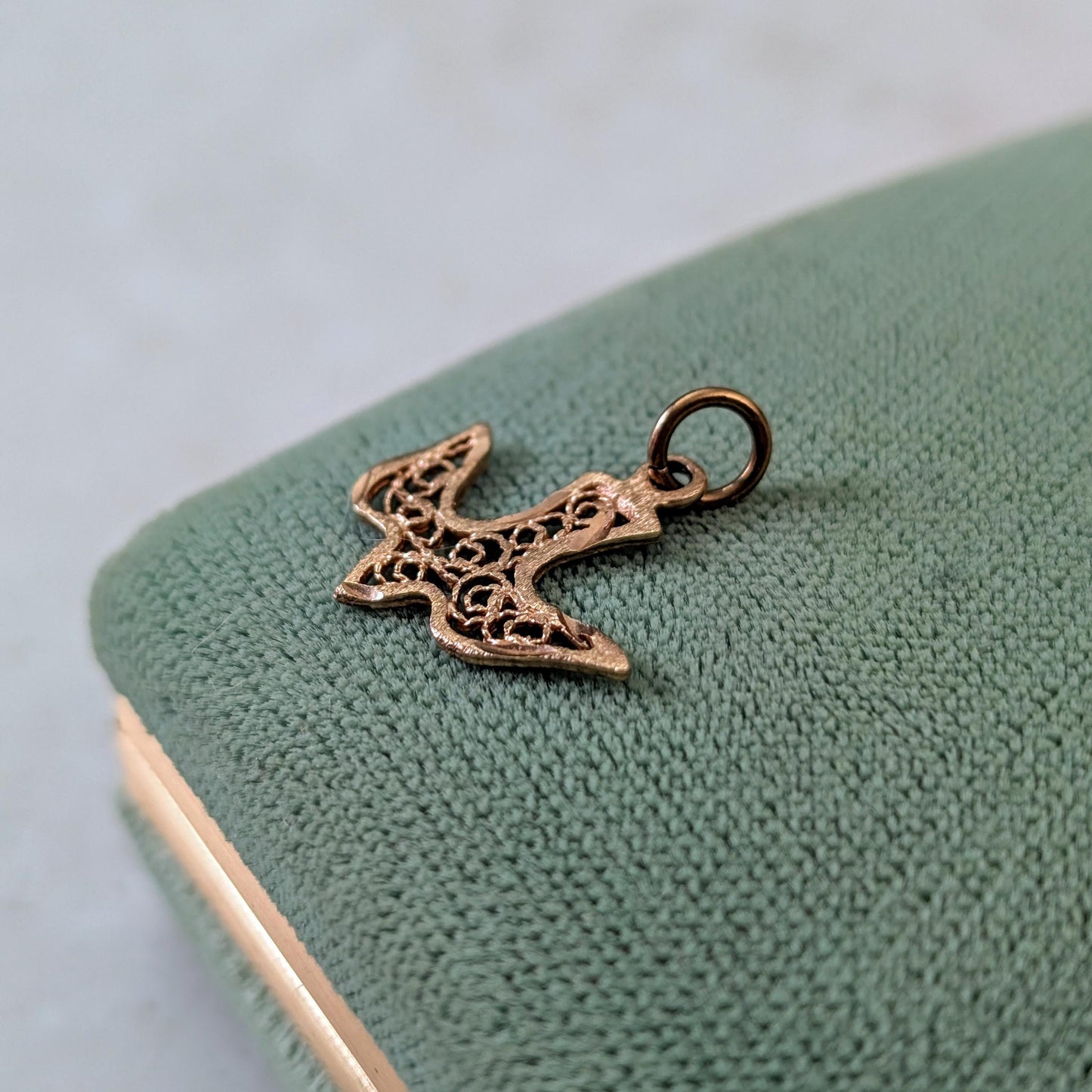 Vintage 10k Yellow Gold Filigree Bird Dove Pendant Charm