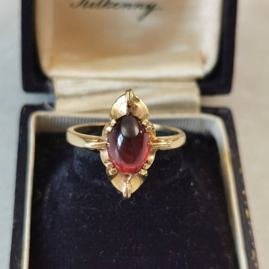 Vintage 10k Yellow Gold Garnet Cabochon Marquise Shape Ring