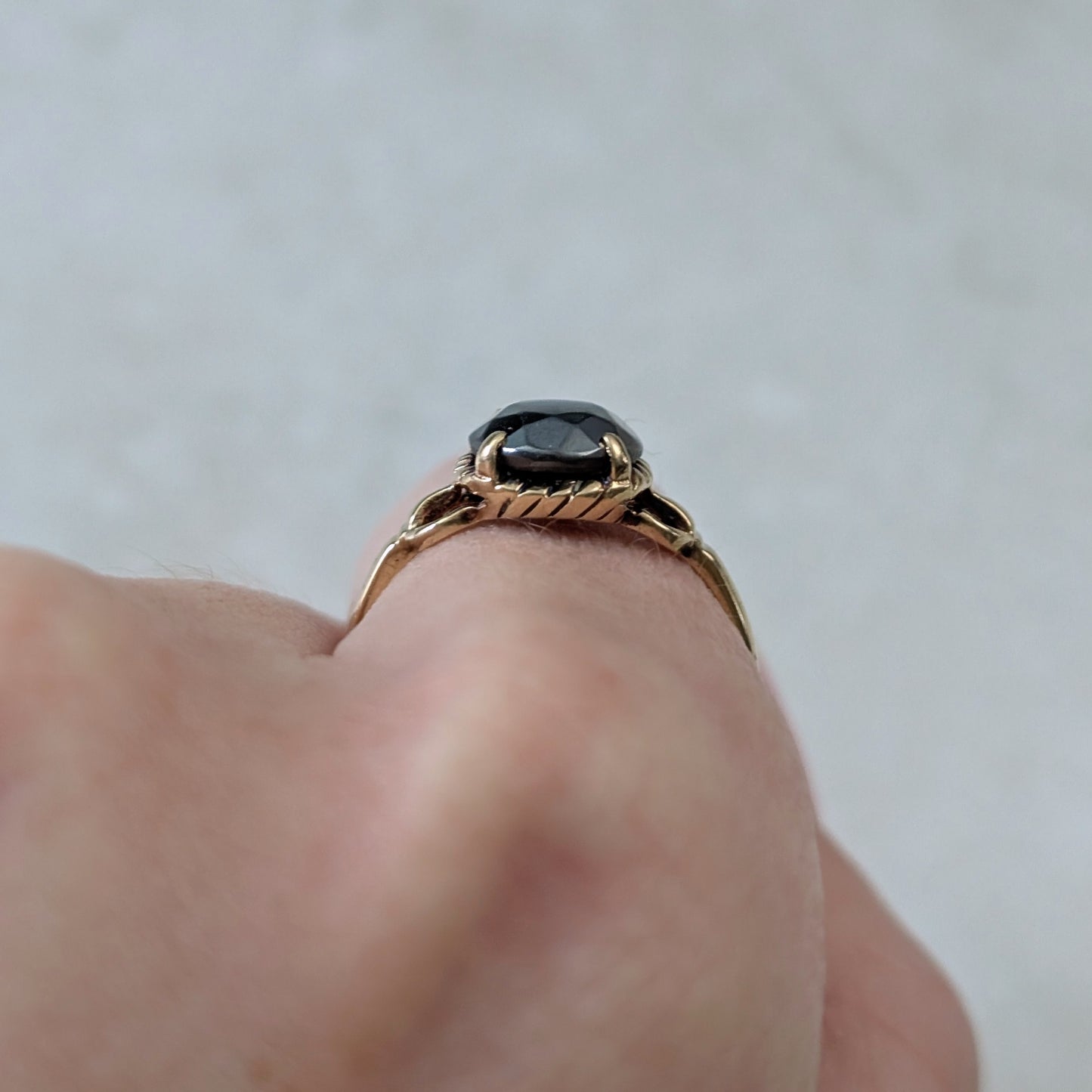 Vintage 10k Yellow Gold Oval Hematite Ring *Has Wear