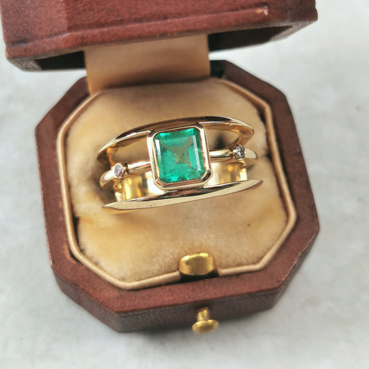 Estate Custom 18k Yellow Gold 0.96ct Emerald and Diamond Ring