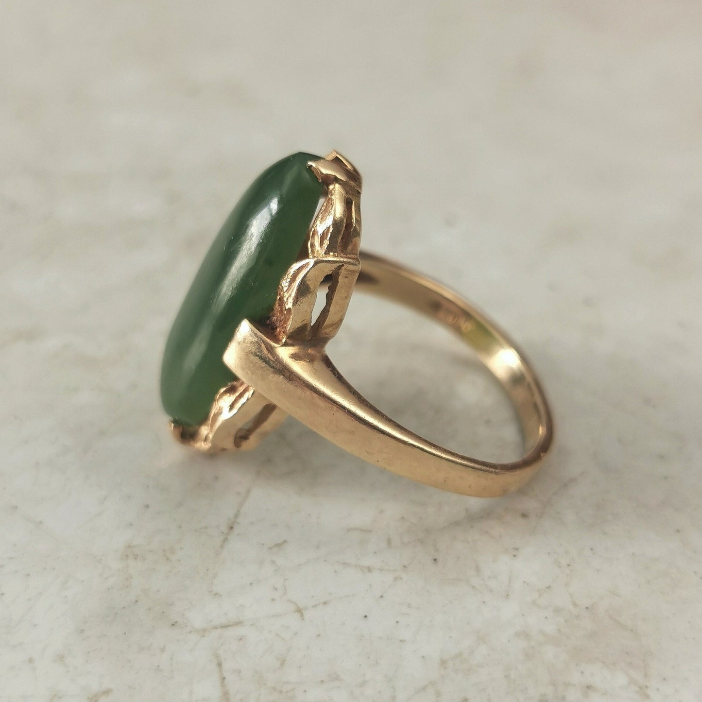 Vintage 10k Yellow Gold Oval Cabochon Nephrite Ring