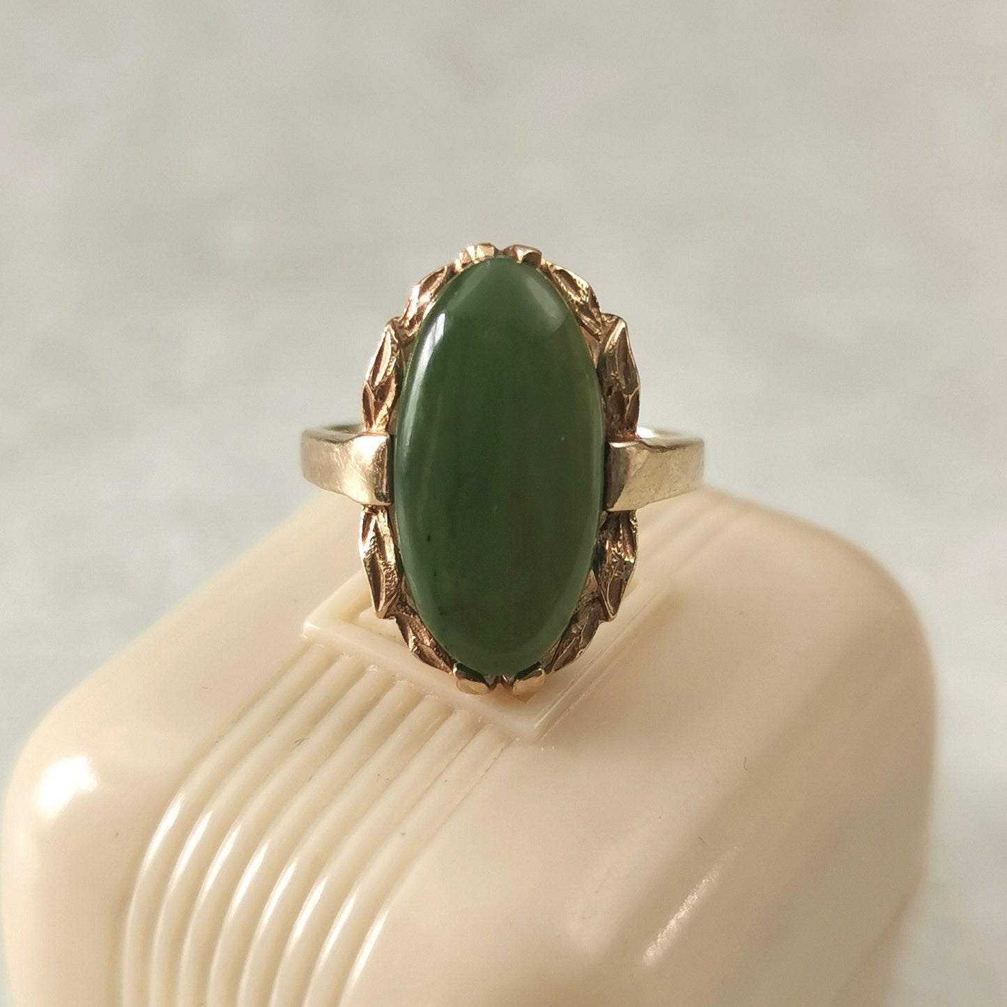 Vintage 10k Yellow Gold Oval Cabochon Nephrite Ring