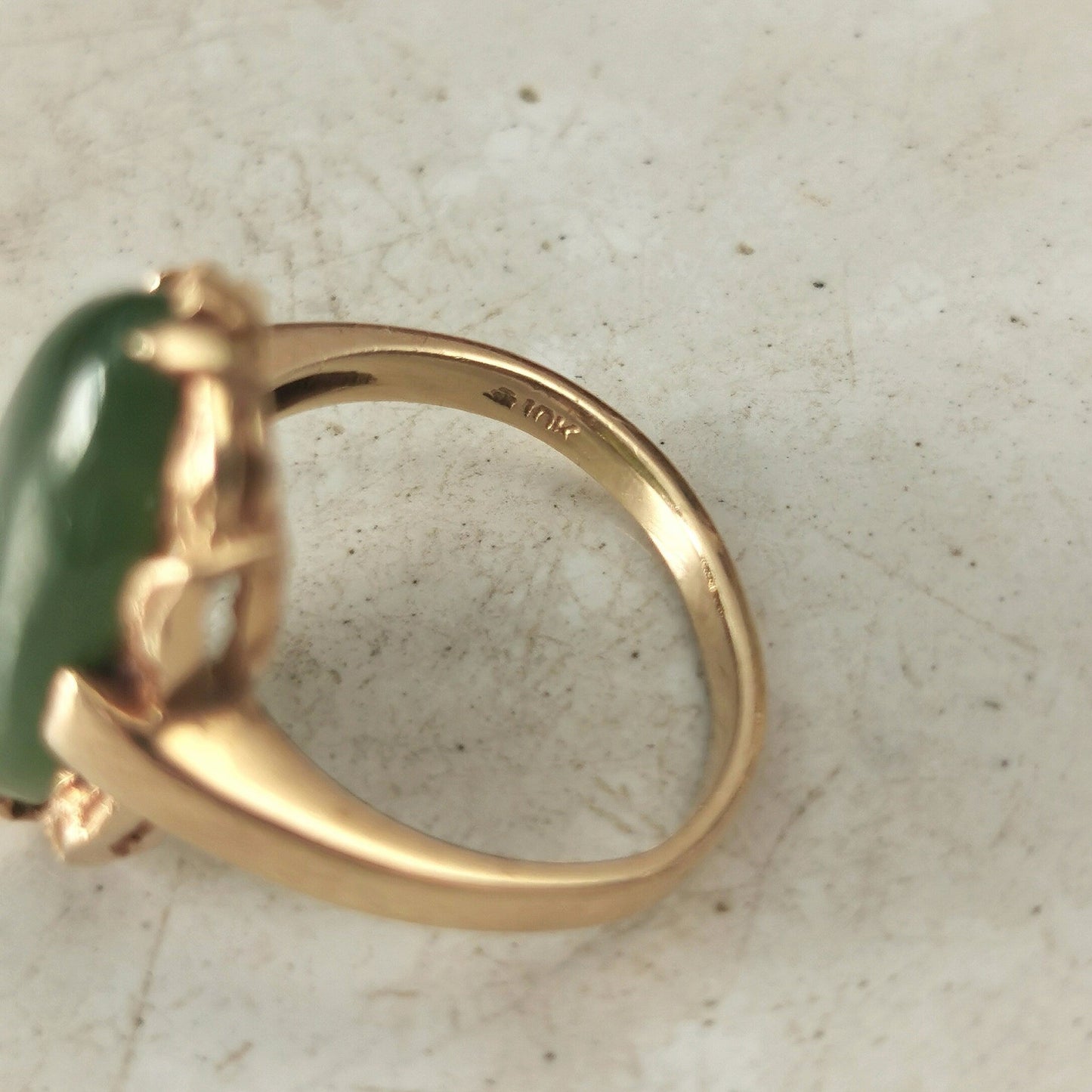 Vintage 10k Yellow Gold Oval Cabochon Nephrite Ring